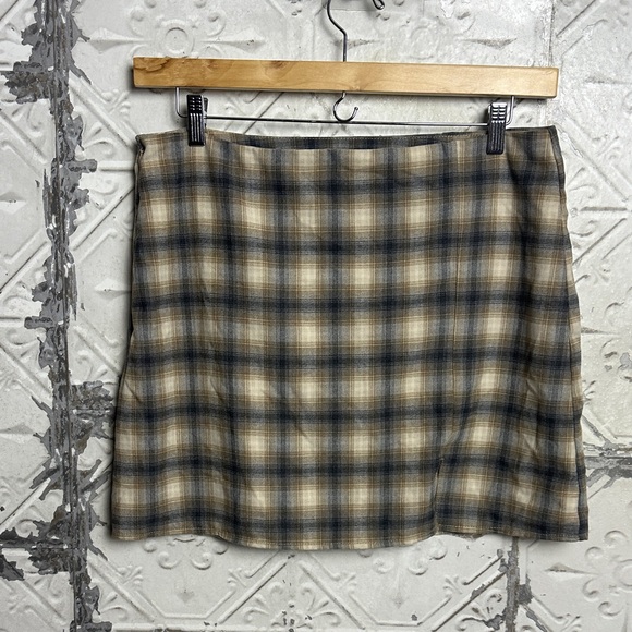Old Navy Dresses & Skirts - Old Navy Plaid Mini Skirt - Beige and Black